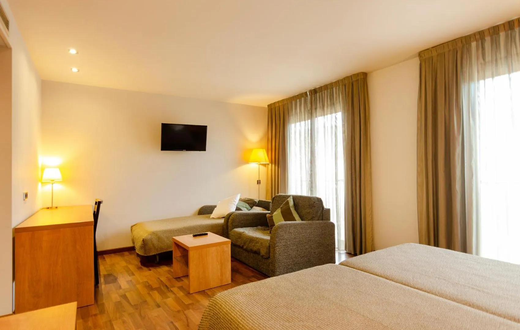Hotel Medes II レスタルティット